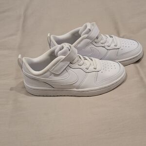 Nike boys borough low white shoe never worn